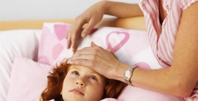 Μηνιγγίτιδα στα παιδιά: Αναλυτικά όλα όσα ΕΠΙΒΑΛΛΕΤΑΙ να ξέρουν οι γονείς!