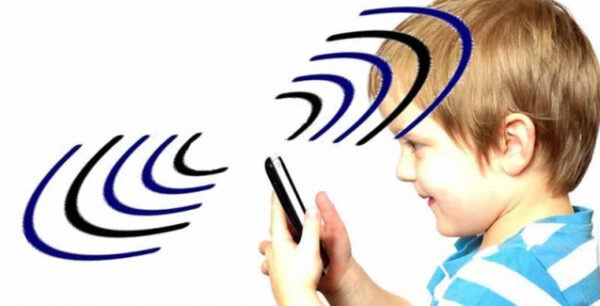 Συναγερμός από τους επιστήμονες: Απαγορευτικό το κινητό για τα παιδιά!