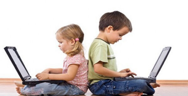 Kρατείστε μακριά από τις οθόνες τα παιδιά κάτω των 18 μηνών