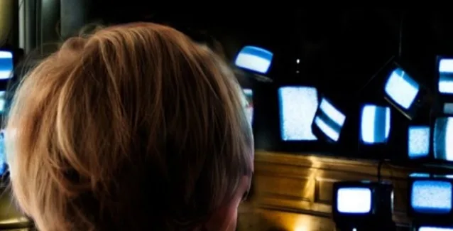 Παιδιά που περνούν πολύ χρόνο μπροστά σε οθόνες κινδυνεύουν περισσότερο από θανάσιμους καρκίνους