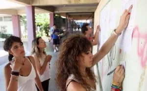 Πανελλαδικές – Πέφτει μαχαίρι στις αμοιβές των διορθωτών. Λιγότεροι οι εξεταστές