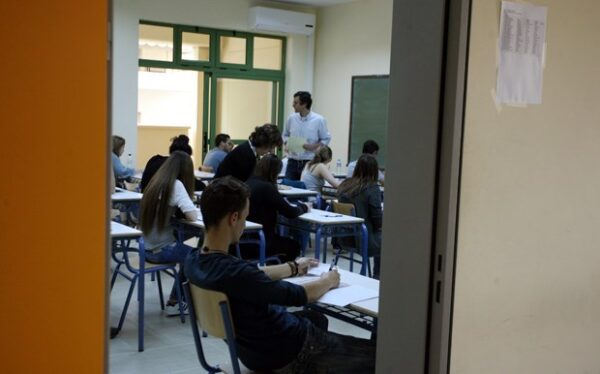 Βάσεις 2014: Έγιναν φοιτητές δίνοντας λευκή κόλλα!