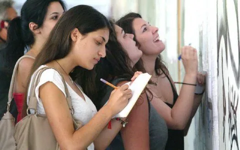 Δείτε το μυστικό της επιτυχίας στις Πανελλαδικές Εξετάσεις σύμφωνα με τους αριστεύσαντες !!