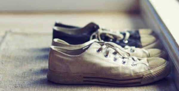 Γιατί δεν πρέπει να μπαίνετε ΠΟΤΕ με τα παπούτσια μέσα στο σπίτι