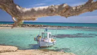 Πικρή αλήθεια: Η επική πινακίδα σε ελληνική παραλία που κάνει τον γύρο του διαδικτύου! (φωτό)