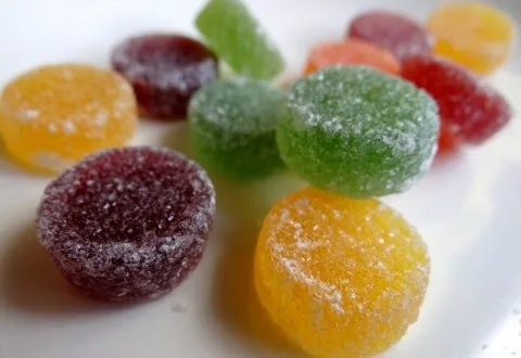 Φτιάξτε σπιτικές παστίλιες για τον λαιμό