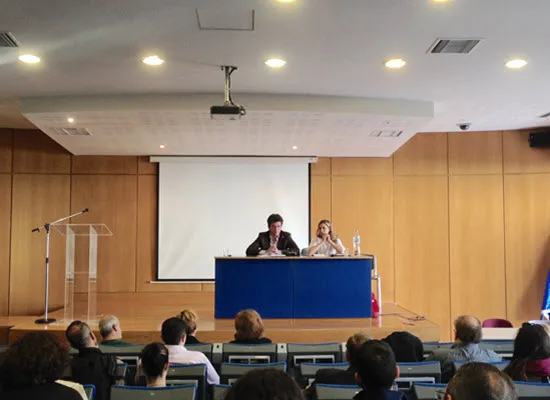 Ο Παυσανίας Παπαγεωργίου με νέους από την Κοινωνία των Πολιτών