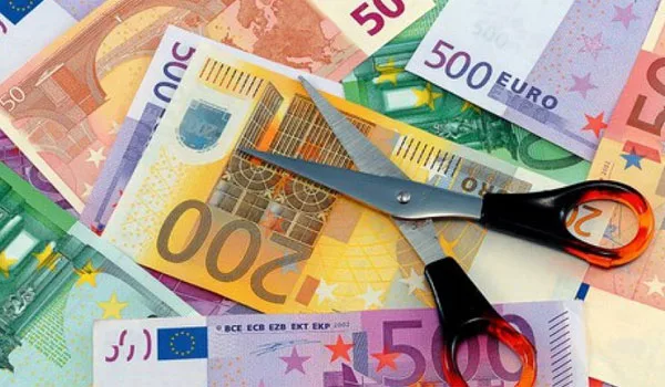 Νέο χαράτσι! Τι θα χάσουμε από μισθούς και συντάξεις