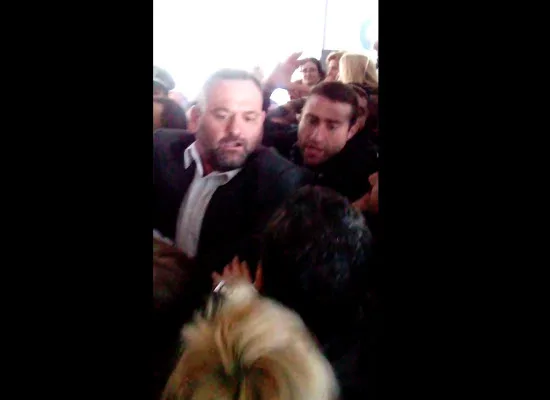 Αμοντάριστα πλάνα από την χθεσινή εισβολή χρυσαυγιτών στο Δημοτικό Σχολείο Ν. Ικονίου Περάματος