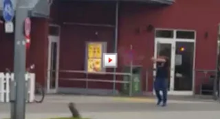 Η στιγμή που ο δράστης άνοιξε πυρ στο εμπορικό κέντρο του Μονάχου