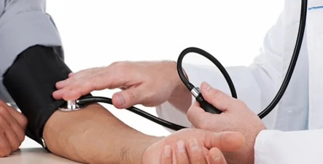 Χαμηλή πίεση: Ποια συμπτώματα είναι καμπανάκι – Τι να κάνετε για να ανέβει