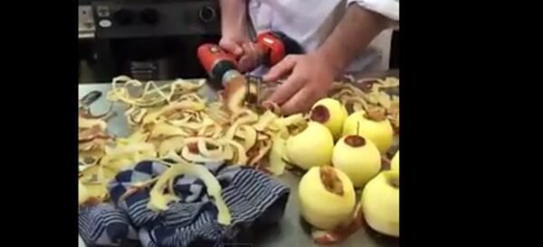 Η απίθανη μέθοδος για να καθαρίσετε ένα μήλο σε ελάχιστα δευτερόλεπτα [βίντεο]