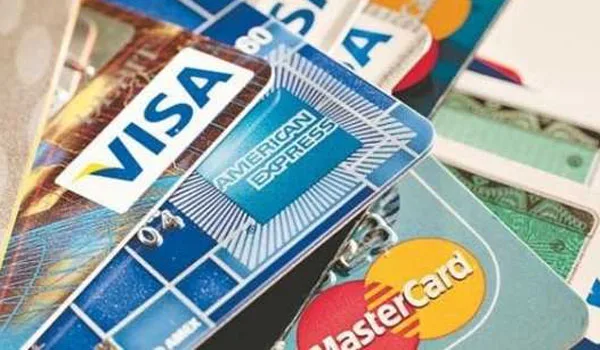 Αφορολόγητο μόνο με πλαστικό χρήμα. Τέλος οι συναλλαγές με μετρητά