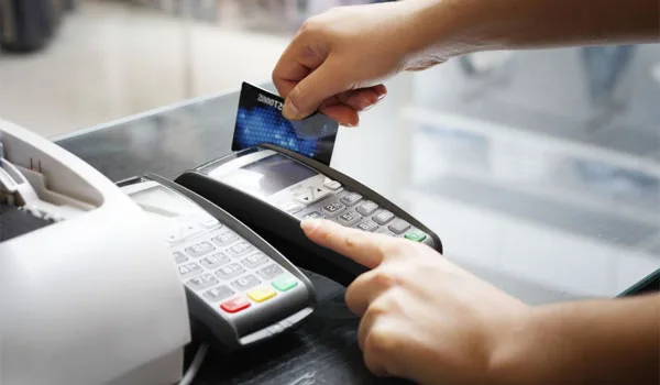 Εξαιρούνται άτομα με αναπηρία άνω του 80% από το νομοσχέδιο για το πλαστικό χρήμα