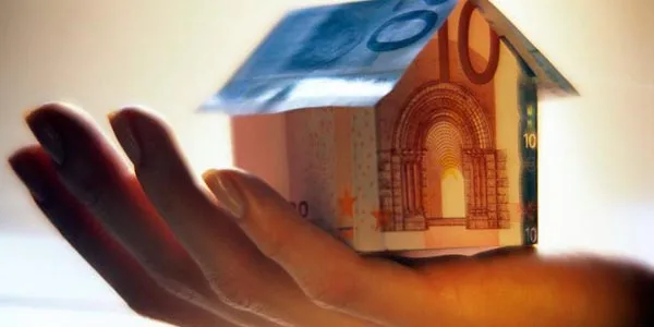 Παγώνουν οι πλειστηριασμοί πρώτης κατοικίας για χρέη προς το Δημόσιο