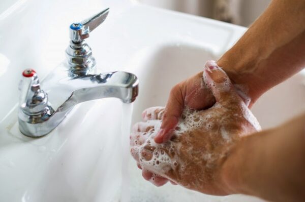 ΑΠΙΣΤΕΥΤΟ ! Οι Έλληνες πλένουν λιγότερο τα χέρια τους και από τους Αφρικανούς που δεν έχουν νερό!