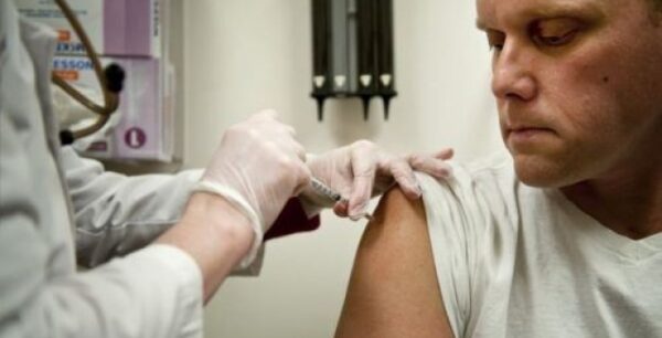 Η γρίπη σαρώνει αλλά οι Έλληνες δεν εμβολιάζονται και το ΕΣΥ δεν έχει εντατικές