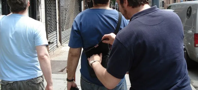 Δείτε τα τεχνάσματα των πορτοφολάδων !!! ( Video )