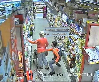 Η στιγμή που ένας νεαρός πορτοφολάκιας κλέβει 74χρονη σε super market (Video)