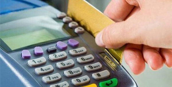 Αλαλούμ με τις συναλλαγές με πλαστικό χρήμα: Ακόμα δεν ξέρουν τι πρέπει να αγοράζουμε με κάρτες και τι να κάνουμε τις χάρτινες αποδείξεις