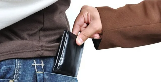 Έρευνα: Γιατί δεν πρέπει να κρατάμε το πορτοφόλι στην πίσω τσέπη