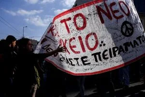 Καζάνι που βράζει η Παιδεία. Συλλαλητήριο στα Προπύλαια και λουκέτα στα σχολεία