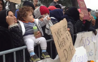 Το προσφυγόπουλο που γκρεμίζει σύνορα και φράχτες…
