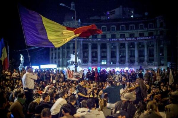 Νίκησαν οι διαδηλωτές στη Ρουμανία – Αποσύρεται το διάταγμα για χαλάρωση των μέτρων κατά της διαφθοράς