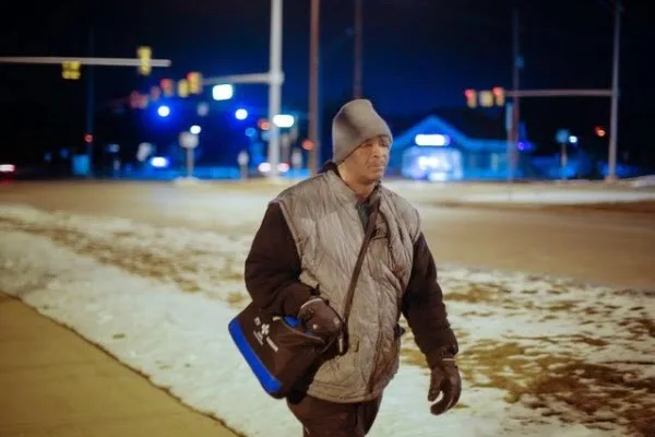 Ο πιο σκληρά εργαζόμενος άνθρωπος στις ΗΠΑ – Περπατάει 68 χιλιόμετρα ημερησίως βρέξει – χιονίσει!