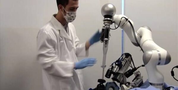 Ενα βήμα πιο κοντά στις αυτόματες εγχειρήσεις: Ράμματα ακριβείας από ρομποτικό χειρουργό