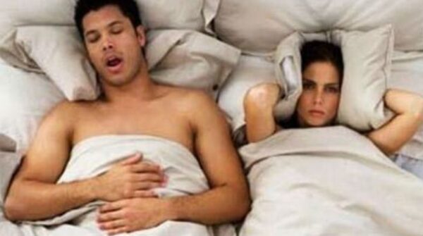 Πως θα γλιτώστε από το ροχαλητό; Κοιμηθείτε με τις κάλτσες