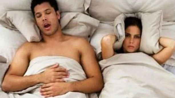 Πως θα γλιτώστε από το ροχαλητό; Κοιμηθείτε με τις κάλτσες