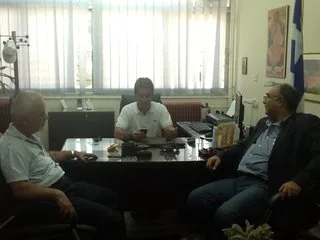 02-10-14 Απροειδοποίητη επίσκεψη   Υ.ΠΑΙ.Θ., Ανδρέα Λοβέρδου σε σχολείο στον Τύρναβο