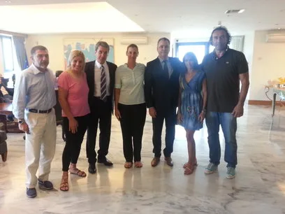 07-08-14 Στο πλαίσιο οργάνωσης των δράσεων του Κοινωνικού Σχολείου πραγματοποιήθηκε σήμερα συνάντηση του Υπουργού …