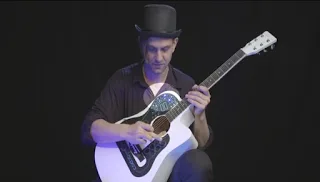 Τοποθετεί μια παράξενη συσκευή στην κιθάρα του. Μόλις το ακούσετε θα μείνετε άφωνοι!