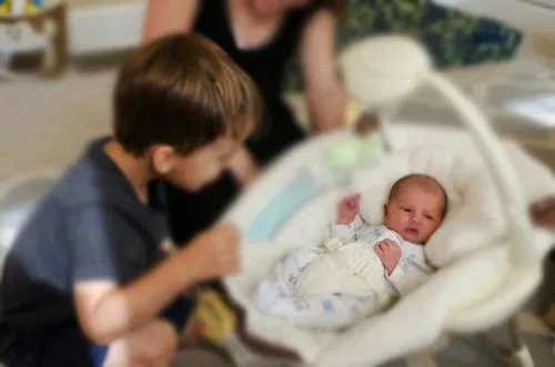 4 λόγοι που τα δευτερότοκα παιδιά είναι πιο «τυχερά» από τα πρωτότοκα