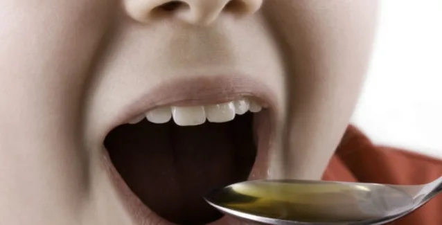 Δείτε γιατί δεν πρέπει να δίνετε το σιρόπι στο παιδί με το κουτάλι