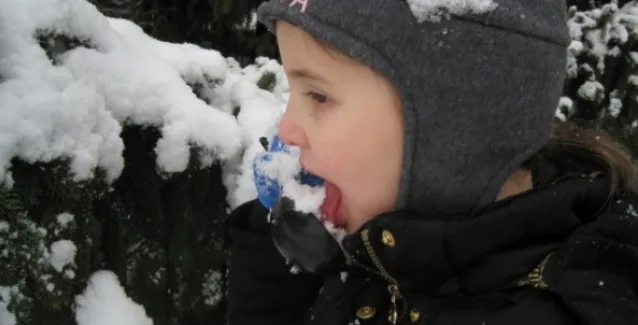 Κίνδυνος: Μην τρώτε ΠΟΤΕ το χιόνι που έστρωσε έξω – Δείτε γιατί