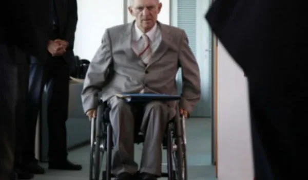 Σόιμπλε: Η Ελλάδα πρέπει να ξανακερδίσει την εμπιστοσύνη των αγορών