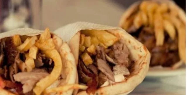 Σουβλάκι ή χωριάτικη σαλάτα; Πόσες θερμίδες έχει το καθένα