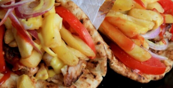 Σουβλάκι και χωριάτικη: Ποιο είναι πιο υγιεινό;