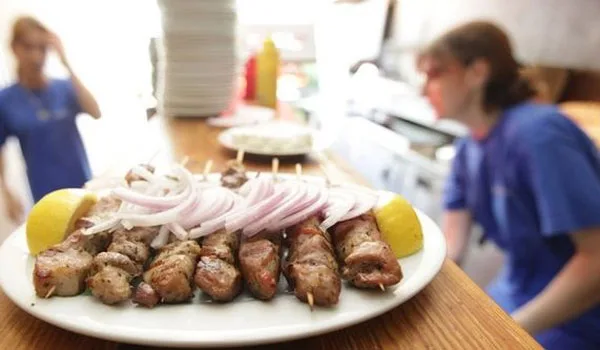 Ανοίγουν καφέ, μπαρ και σουβλατζίδικα ενώ κλείνουν εργοστάσια