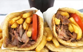 Σουβλάκι VS χωριάτικη: Ποιο είναι πιο υγιεινό; Σκεφτείτε το καλά !