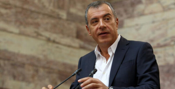 Θεοδωράκης: Δεν διαπραγματεύονται, μεταφράζουν και υπογράφουν