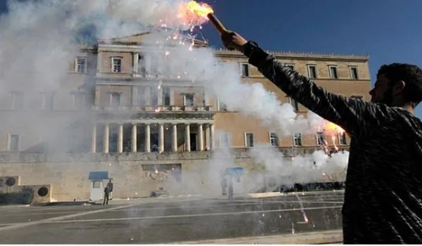 Bloomberg: Η λιτότητα θα φέρει κοινωνική αναταραχή στην Ελλάδα