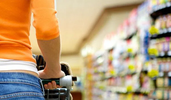 Στοιχεία σοκ από την ΕΛΣΑΤ: Οι Έλληνες δεν ξοδεύουν ούτε για τα απαραίτητα