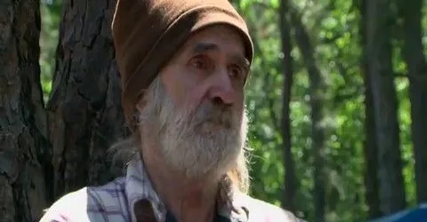 ΠΡΟΣΠΑΘΗΣΤΕ ΝΑ ΜΗ ΔΑΚΡΥΣΕΤΕ: Άστεγος άντρας βλέπει τους αστυνομικούς να του ΔΙΑΛΥΟΥΝ το κατάλυμα! [video]