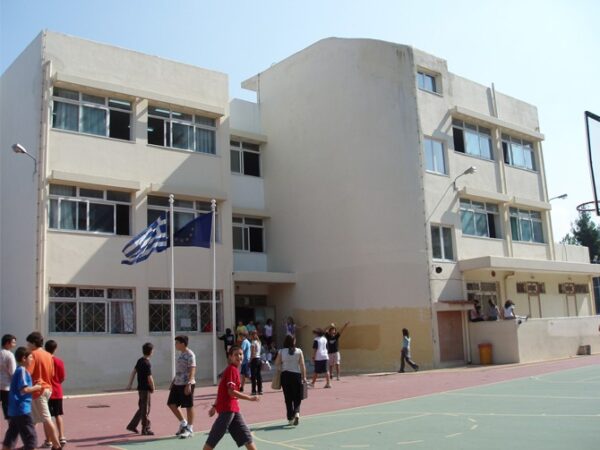 Πάτρα: Εριξαν 8 μολότοφ σε Γυμνάσιο – Ολοκληρωτική καταστροφή στο γραφείο του διευθυντή