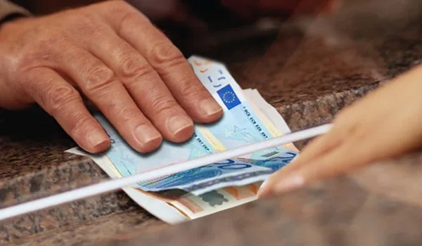 Πληρώνονται KEA, επίδομα παιδιού και συντάξεις