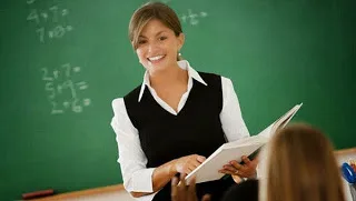 «Πάγο» στις 20.000 προσλήψεις μόνιμων εκπαιδευτικών έβαλαν οι Θεσμοί